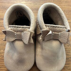NEW- FRESHLY PICKED BOW MOCC MINI SOLES-  Size 4- Weathered Brown